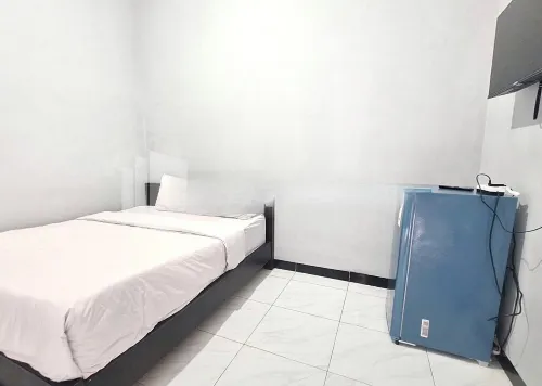 Vins Homestay Kroya Mitra RedDoorz Hotels in Kroya