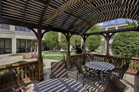 Courtyard Wall at Monmouth Shores Corporate Park Отели в г. Хауэлл