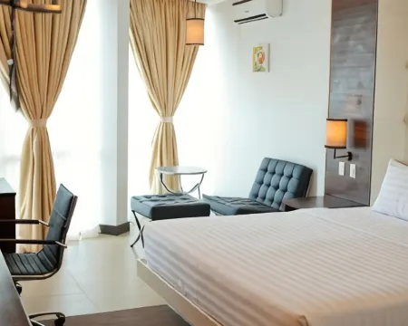 ดิโฮเทลแอนด์สวีทส์ โรงแรมในดีโปโลก