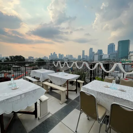 Front One Residence Syariah Mampang Отели рядом с достопримечательностью «Статуя Панчоран»