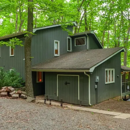 Coolfont 4 Bdrm, Lots of Beds! Cozy Wooded Cottage.