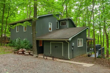 Coolfont 4 Bdrm, Lots of Beds! Cozy Wooded Cottage. Отели рядом с достопримечательностью «Парк штата Беркли Спрингс»