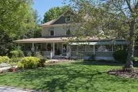 Red Rocker Inn Hotels in Swannanoa