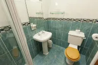 The Cedars Guest House - parking