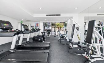 Reef - Waterfront City Pool Sauna & Gym