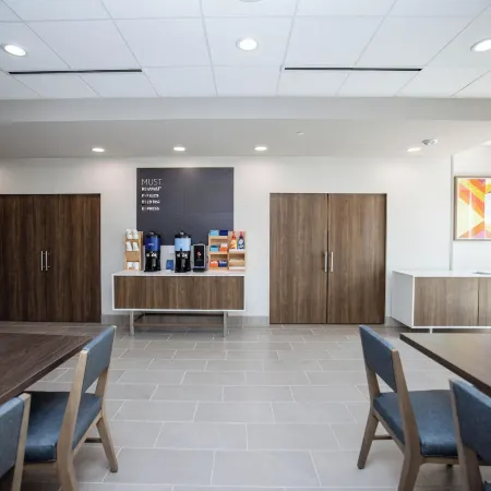 Holiday Inn Express & Suites TAMPA STADIUM - AIRPORT AREA by IHG