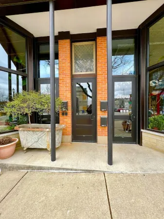 Vintage Soul Loft & Balcony - Old Town Lansing. Отели рядом с достопримечательностью «Christ Temple Church of Lansing»