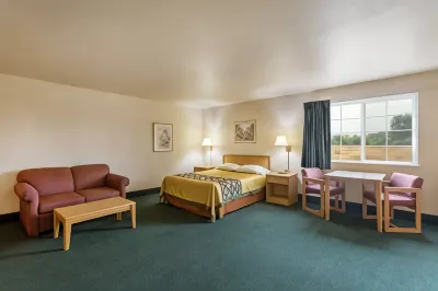 Super 8 by Wyndham Hamilton Hotels in 