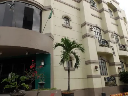 DM Residente Hotel Inns & Villas Отели рядом с достопримечательностью «Building 2122 Post Headquarters»