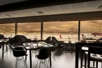 Holiday Inn Express New Delhi Int'l Airport T3 Hôtels à proximité de : Sulabh Intl. Museum of Toilets