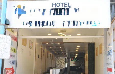 Hotel Vyankatesh & Pure Veg Restaurant Отели рядом с достопримечательностью «Poonam Chowk»