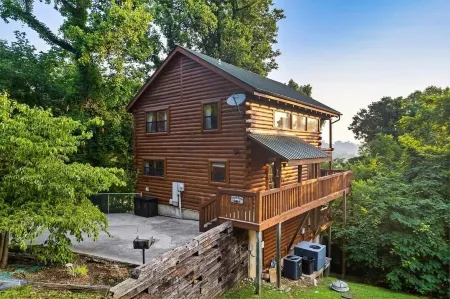 Beautiful Cozy Cabin Near Pigeon Forge with Hot Tub + Game Room + Amazing Views Отели рядом с достопримечательностью «Зоопарк Рейнфорест Адвенчерс»