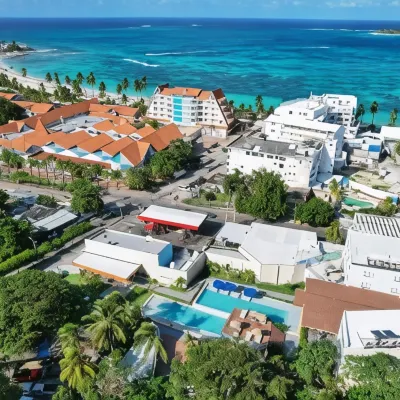Dreamer Beach Club Hotels near Playa Spratt Bight