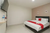 RedDoorz Plus Near Eka Hospital BSD 5 Các khách sạn ở Serpong