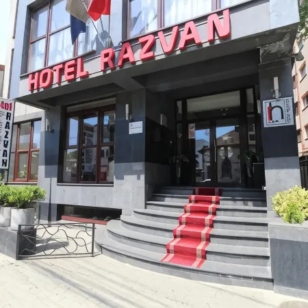 Hotel Razvan Отели рядом с достопримечательностью «Торговый центр Bucharest Mall»