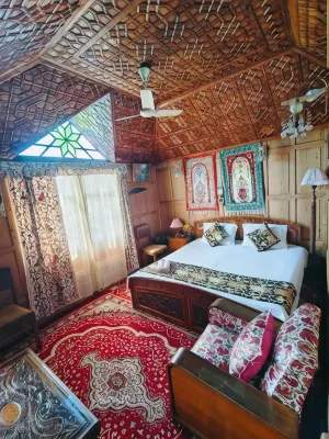 Houseboat Sweet Star Hotels in Lal Chowk