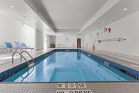 Holiday Inn Express & Suites Surrey فنادق في سُري