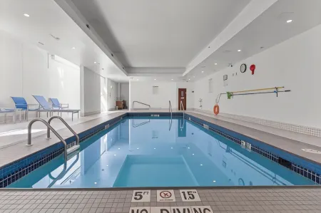 Holiday Inn Express & Suites Surrey Отели рядом с достопримечательностью «Тайнхед Хатчери»