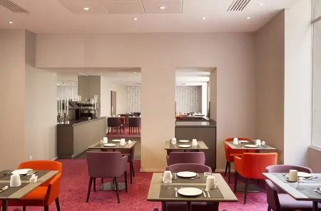 Oceania l'Hôtel de France Nantes Отели рядом с достопримечательностью «Audencia Bachelors»