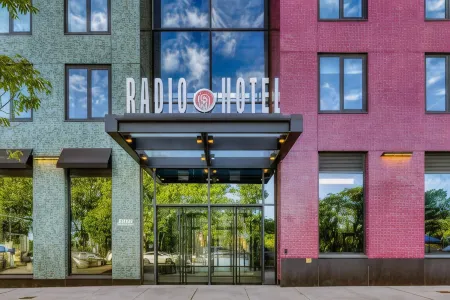 Radio Hotel Отели рядом с достопримечательностью «Манхэттенский колледж»