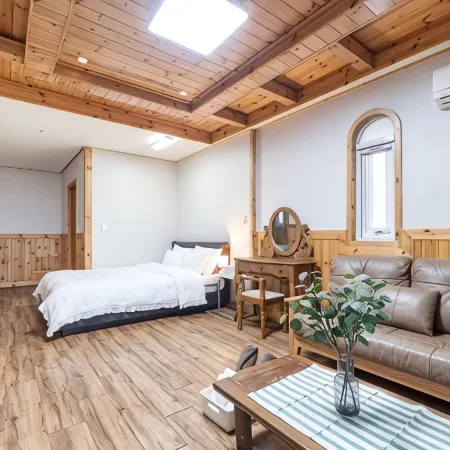 Gyeongju Mont Blanc Pension (Pool Villa, Group Room, Near Bomun Complex) Отели рядом с достопримечательностью «Астрономическая обсерватория «Чхомсондэ»»