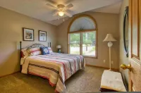 All-Sports Lakefront, Pier/Slip, Kayaks, 3Bd/2.5Ba, Sleeps 10 Hotels in North Webster