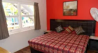 Backpackers in Paradise 18-35 Hostel - Hostels