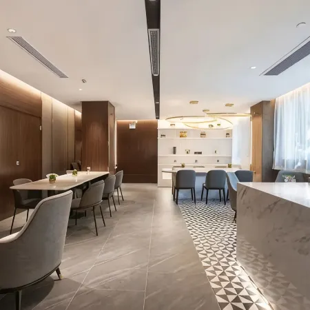 Homeinn Plus Hotel (Guangzhou Yong Qing Fang Changshou Road Subway Station) Отели рядом с достопримечательностью «Залив Литчи»