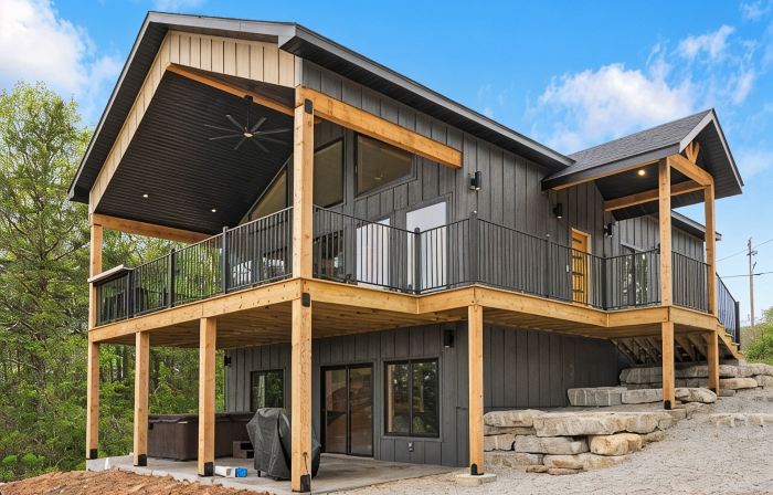 The Lookout at Table Rock Lake - Luxurious Stay - Hot Tub - Bring Your Boat!!
