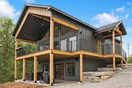 The Lookout at Table Rock Lake - Luxurious Stay - Hot Tub - Bring Your Boat!!