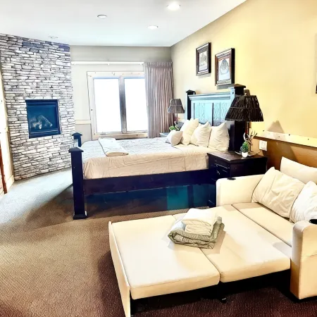 Lake Superior Condo~Whirlpool, Fireplaces, Balcony+Resort Amenties