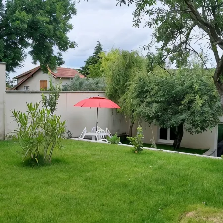 Le Laurier Blanc is 10 minutes from Parc Caillebotte, with its terrace for aperitifs.