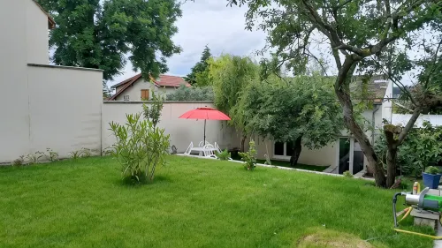 Le Laurier Blanc is 10 minutes from Parc Caillebotte, with its terrace for aperitifs.