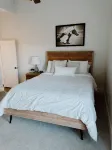 Porch & Pasture: Charming 2-bedroom house in marvelous Franklin with AC, WiFi