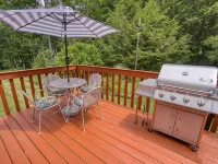 Catskills Getaway: 3BR Retreat w/ Media Room, Near Casino, Bethel Woods & More! Hotel di Thompson