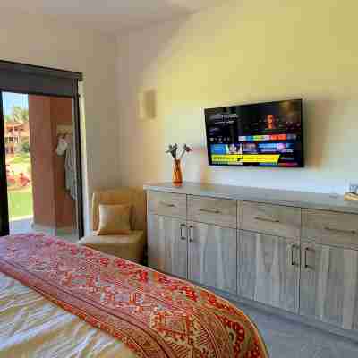 "Stunning Oceanfront One-Bedroom Condo with 180° Sea of Cortez Views Rooms