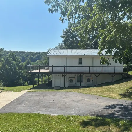 Quiet Retreat, Valley Views, Zoned Heating and Cooling Fire Pit and New Deck!
