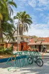 Charming 2-BR Home 3-minute To Belmont Short - Free Parking/Wifi/Pet Friendly - บังกะโล