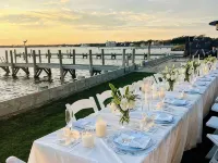 Black Swan: Beachfront Home w/ Year-Round Jacuzzi Hotele w: Hampton Bays