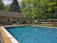 Four Season Woodsy Retreat with Private Pool. Skiing, Hiking, Kayaking - Pool