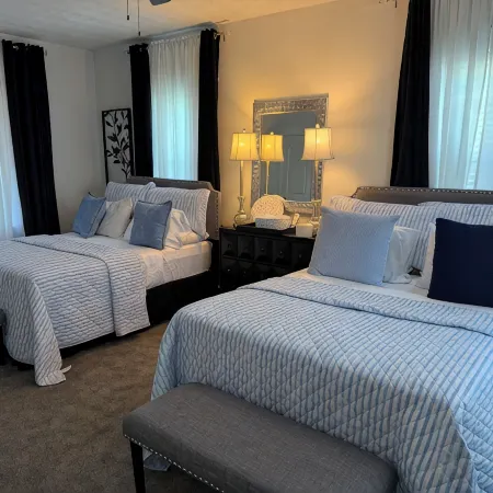 Spacious 5-bedroom house with WiFi, AC in welcoming Opelika