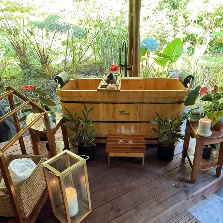 Volcano Tea House Cottage - Spa Bath, Hot Tub, and Fireplace with Japanese Decor