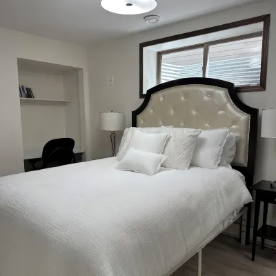 NEW Modern Secondary Suite w/Private Office, Chefs Kitchen and 2nd workspace Hotels near Seton