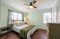 Pet-friendly, freshly renovated, 2 bd/2.5 bath townhome in Decatur! - 4-Star