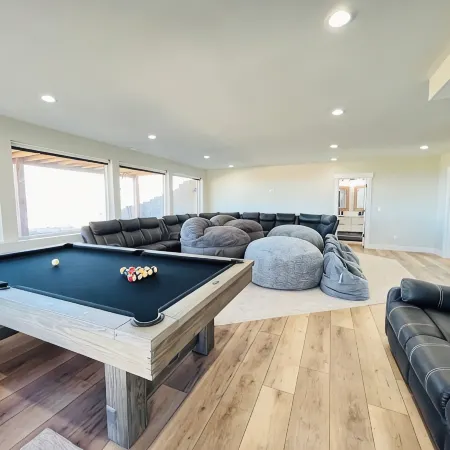Bear Lake getaway for the whole family! Sleeps 32! Beach access included!!