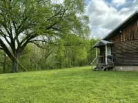 SPRING DISCOUNT Charming 3 bedroom log cabin near Bella Vista Ar. Private