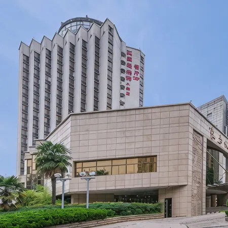 Orient Hotel Xi'an (Shaanxi History Museum Xiaozhai Subway Station) Отели рядом с достопримечательностью «Станция метро Xiaozhai»