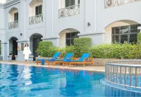Mercure Yangon Kaba Aye - Pools