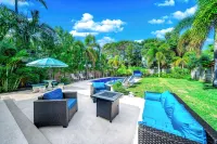 Stylish Beach Home Near Boca with Pool, Golf Cart, Bikes - 4-Sterne