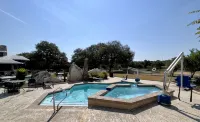 Luxury tiny cabin Pool & Hot tub minutes from Lake Travis and Lake Austin.